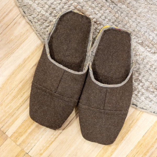 ARMAZÉM DAS MALHAS Slippers - Brown