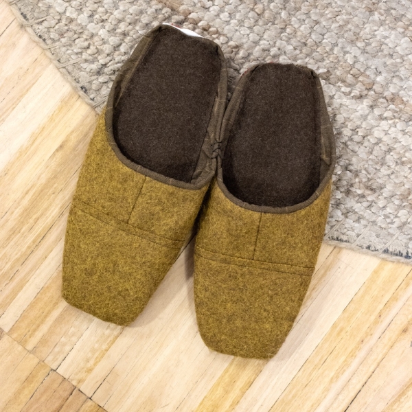 ARMAZÉM DAS MALHAS Slippers - Camel